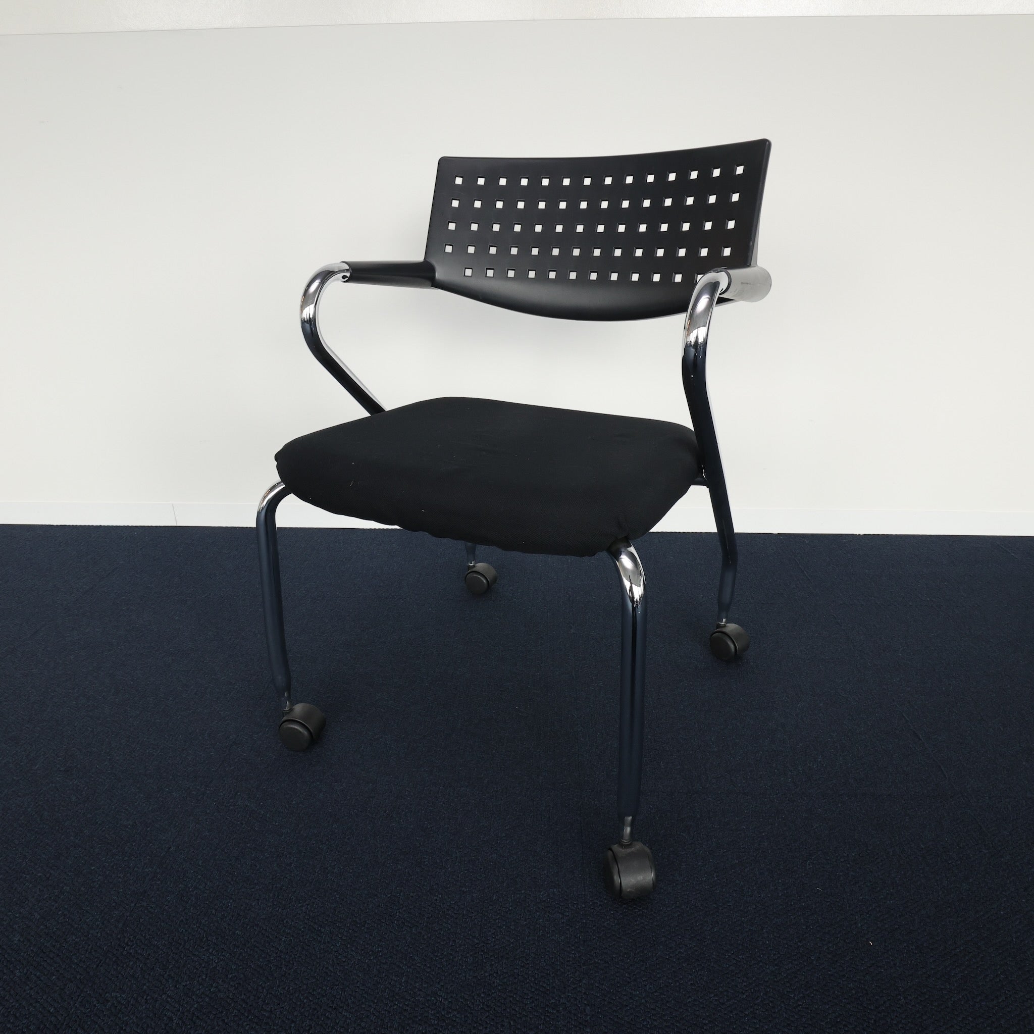 Vitra Vis a Roll mit schwarzer Sitzfläche