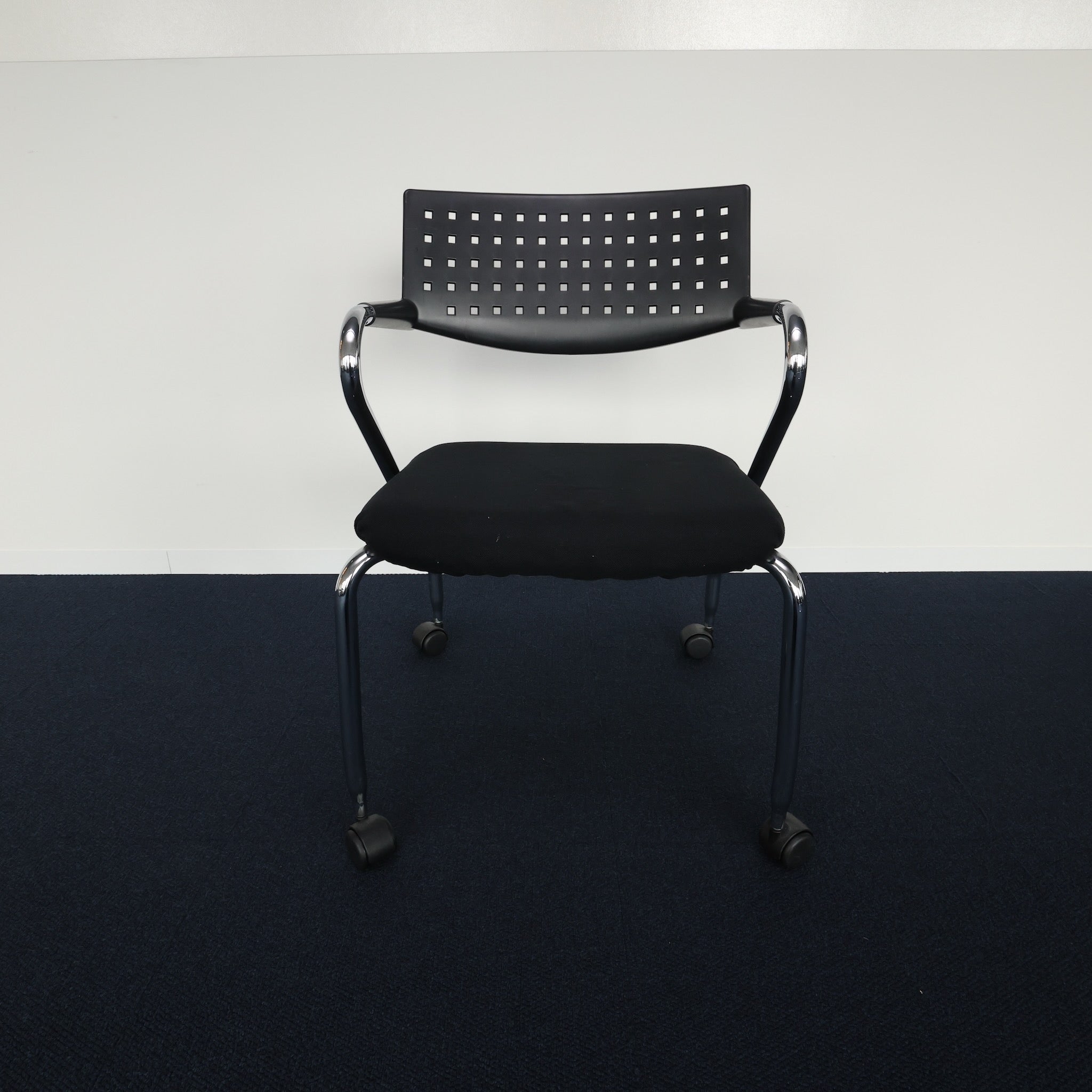 Vitra Vis a Roll mit schwarzer Sitzfläche