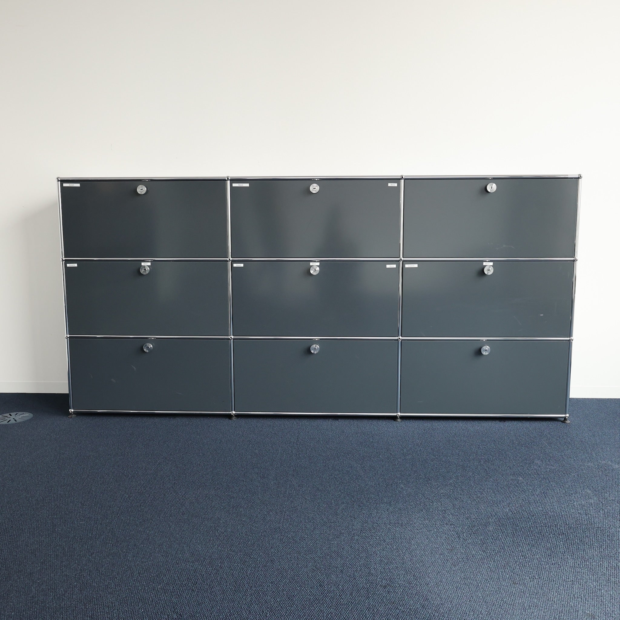 USM Haller Regal 3x3 Anthrazit mit 9 Ausziehtüren