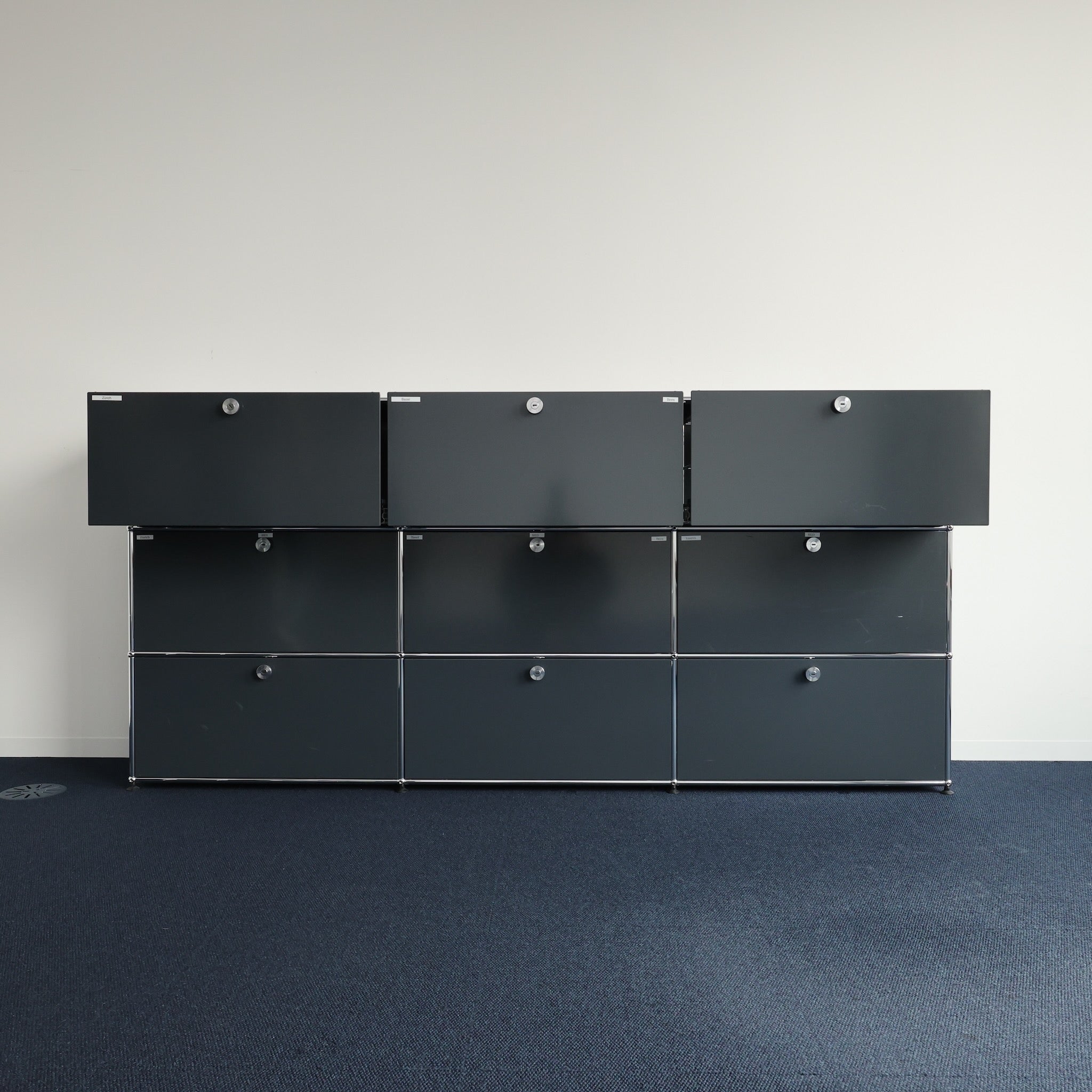 USM Haller Regal 3x3 Anthrazit mit 9 Ausziehtüren