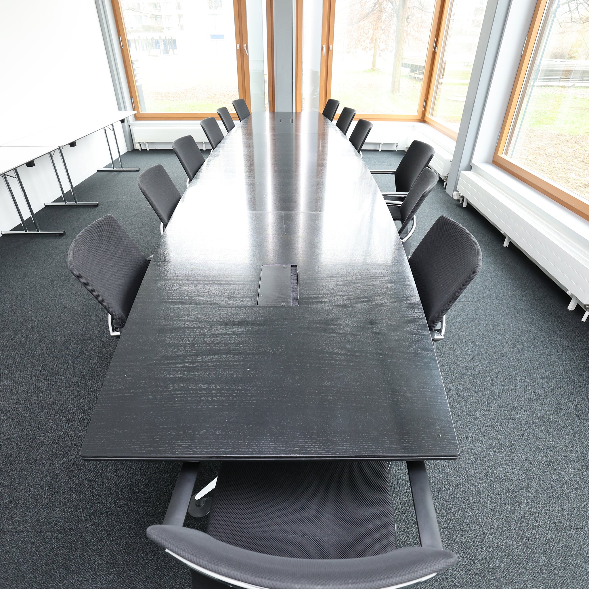 Sitzungszimmertisch Wilkhahn (520cm) inkl. 14 Vitra Stühle