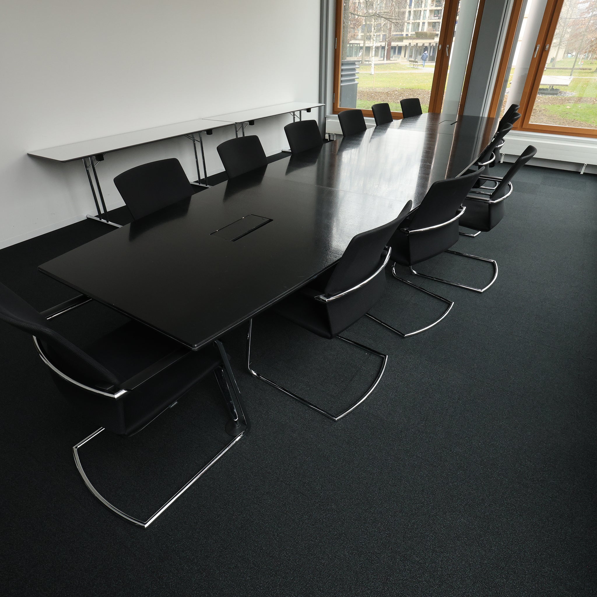 Sitzungszimmertisch Wilkhahn (520cm) inkl. 14 Vitra Stühle