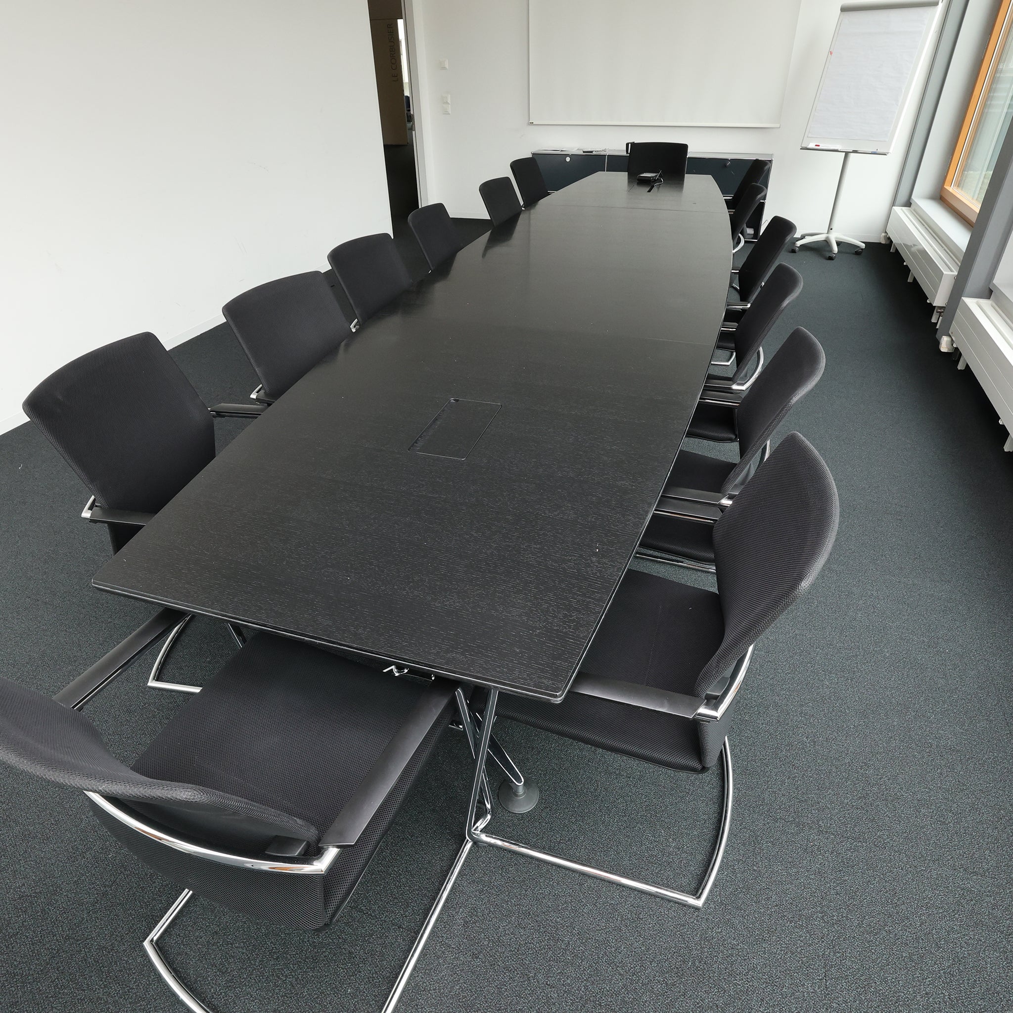 Sitzungszimmertisch Wilkhahn (520cm) inkl. 14 Vitra Stühle