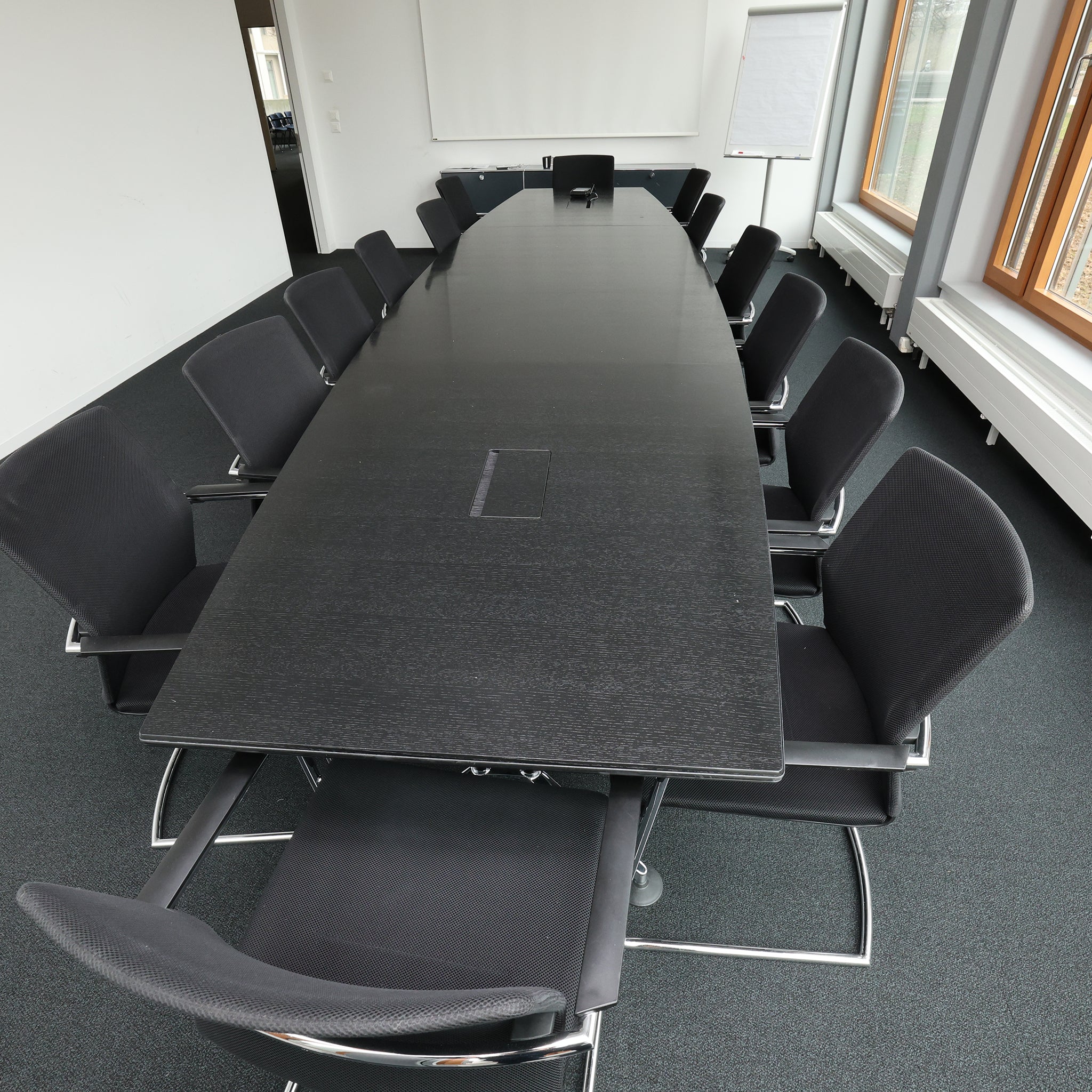 Sitzungszimmertisch Wilkhahn (520cm) inkl. 14 Vitra Stühle