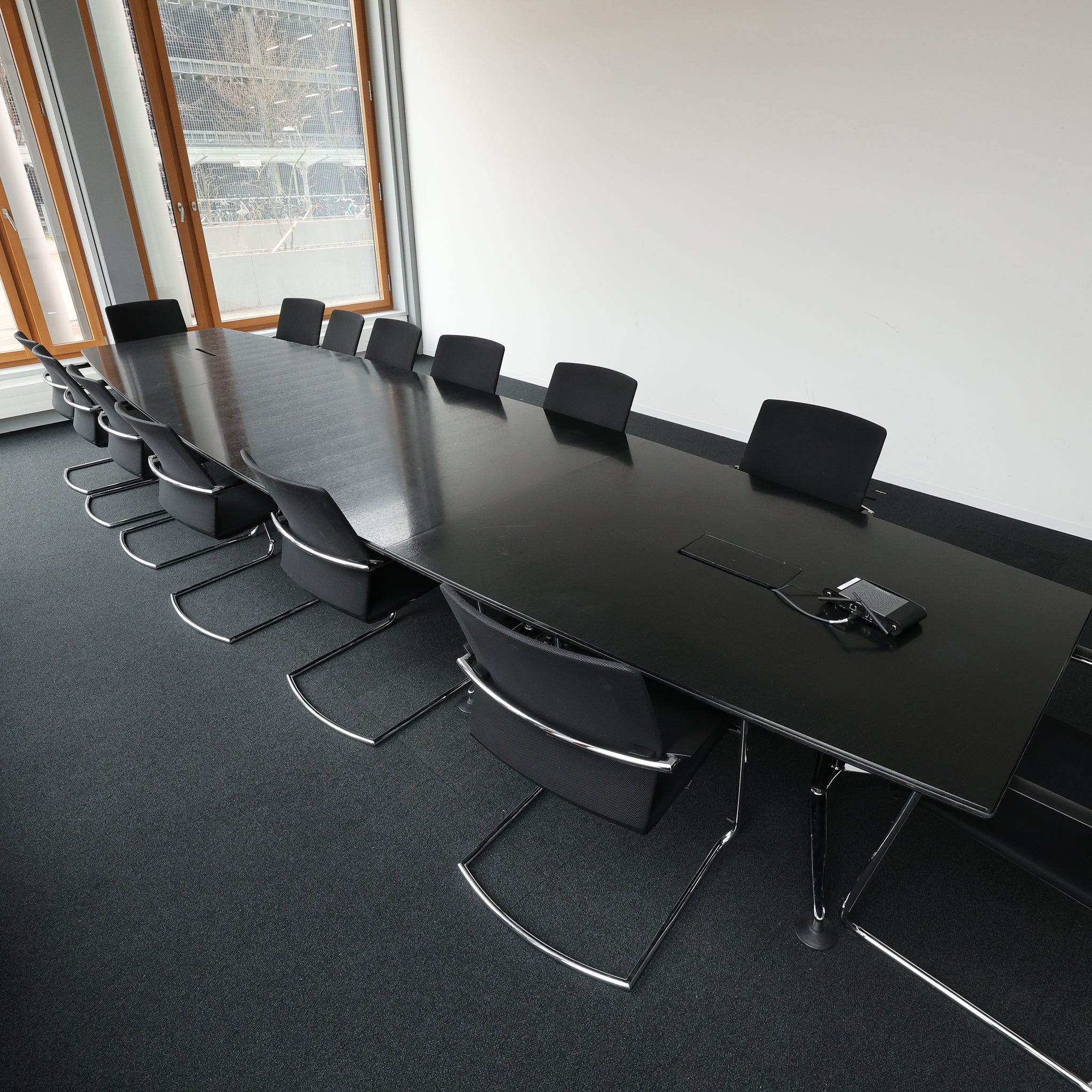 Sitzungszimmertisch Wilkhahn (520cm) inkl. 14 Vitra Stühle