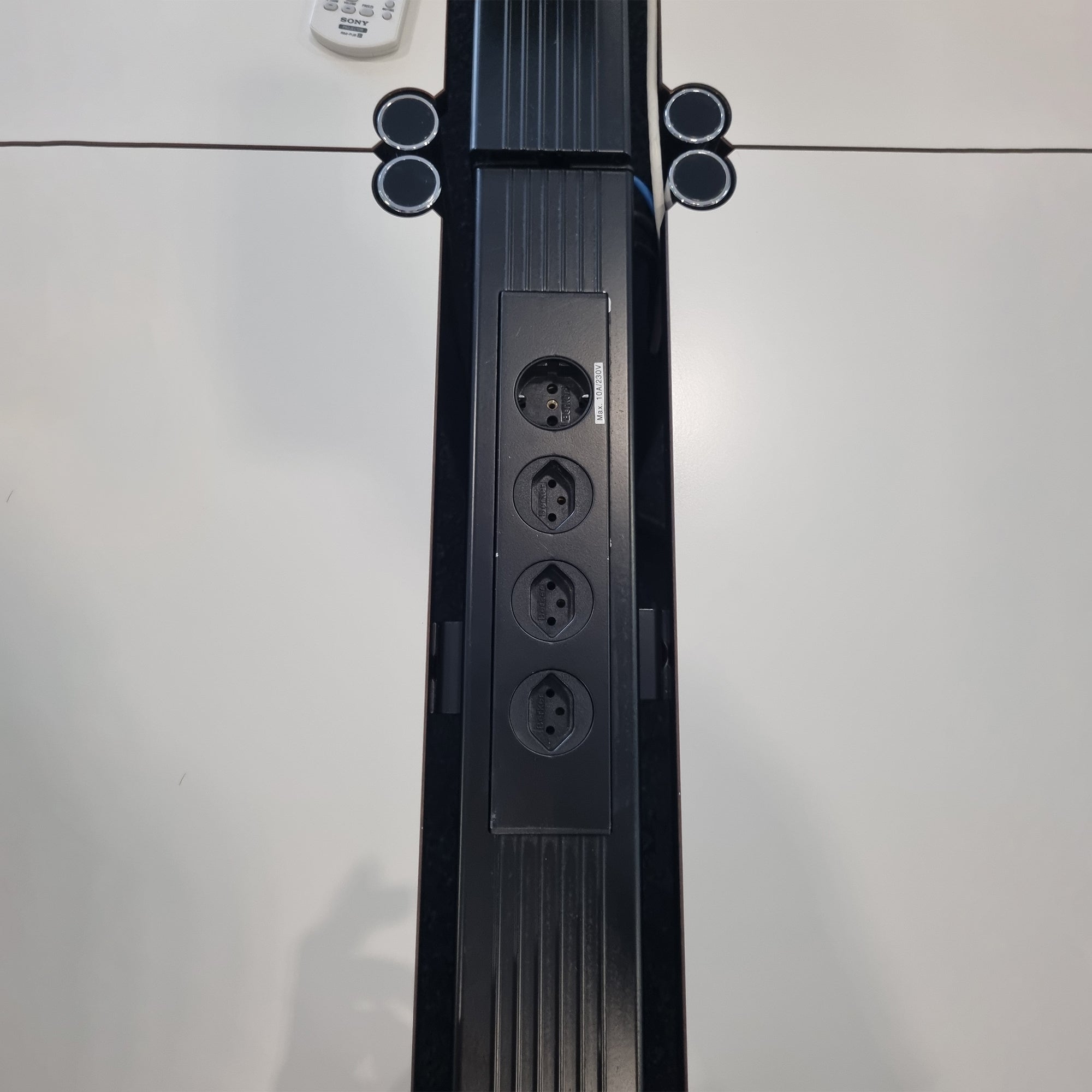 USM Kabelkanal mit integrierter Steckerleiste B0289