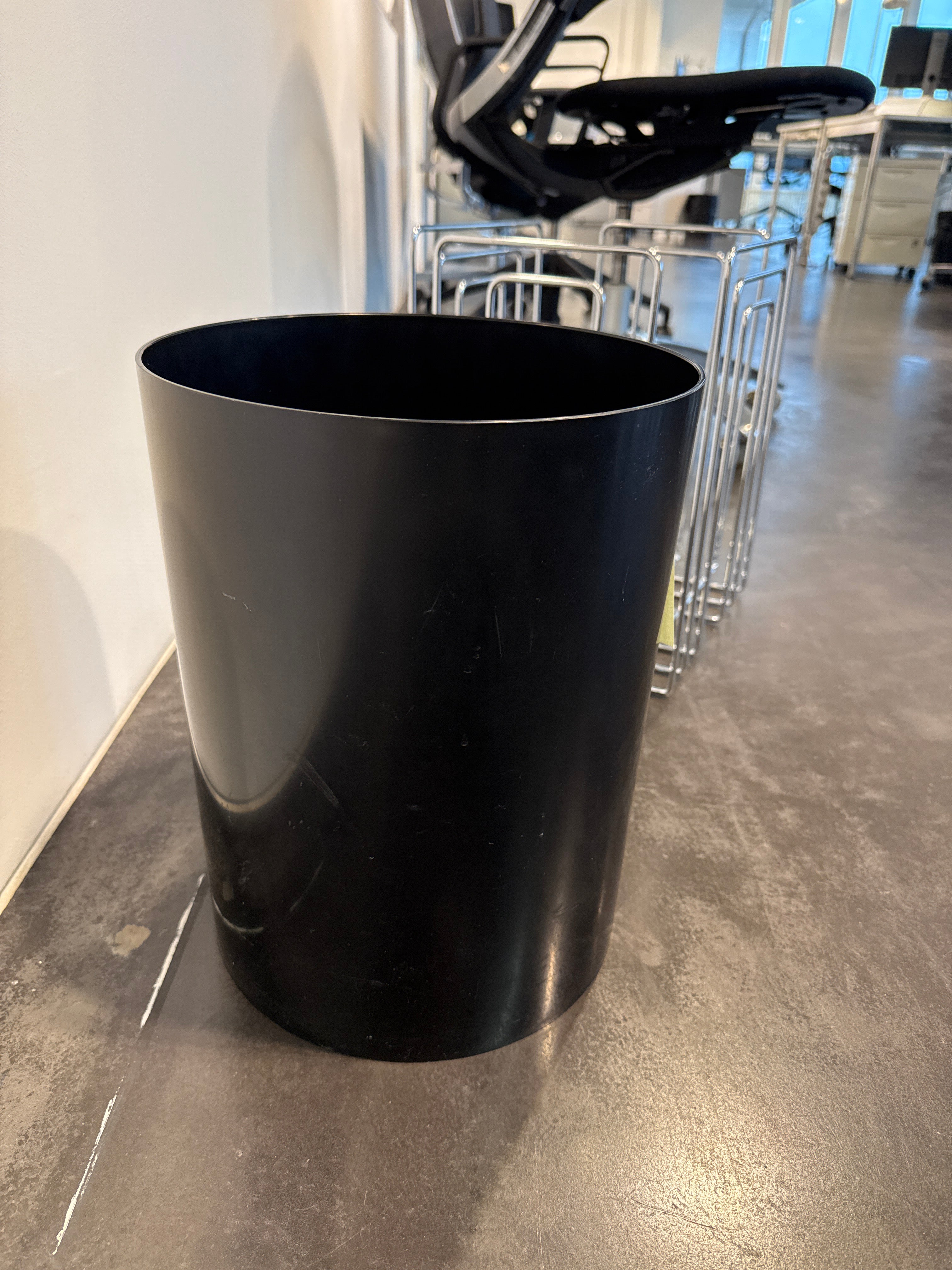 Abfalleimer in schwarz