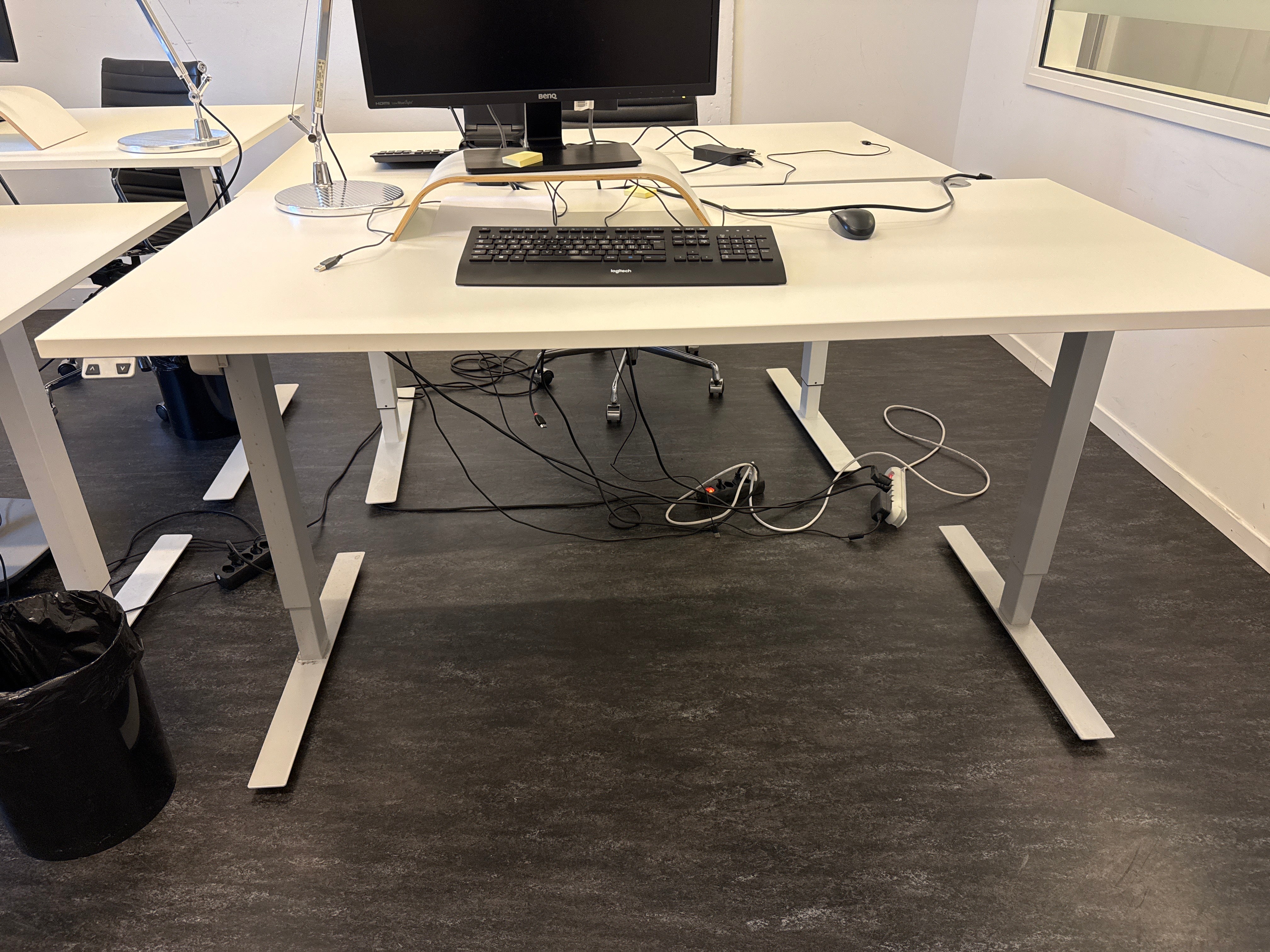 Swedstyle Elektrisch Höhenverstellbarer Tisch, graue Füsse