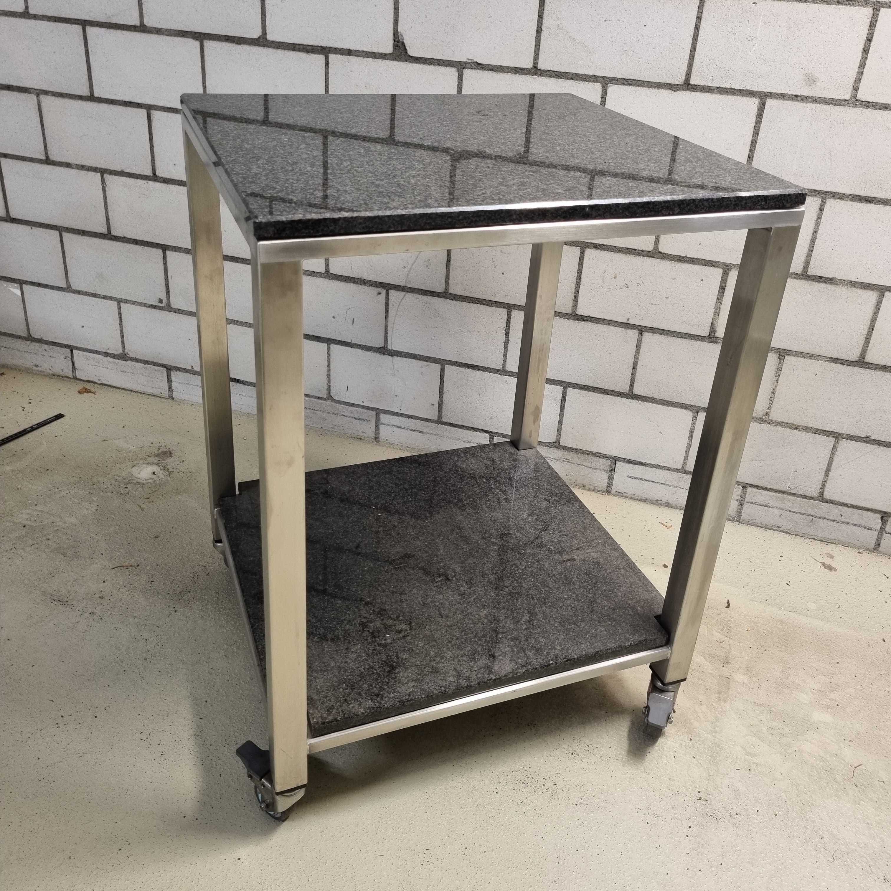 Chromstahl Rolltisch mit schwarzer Granitplatte B0052