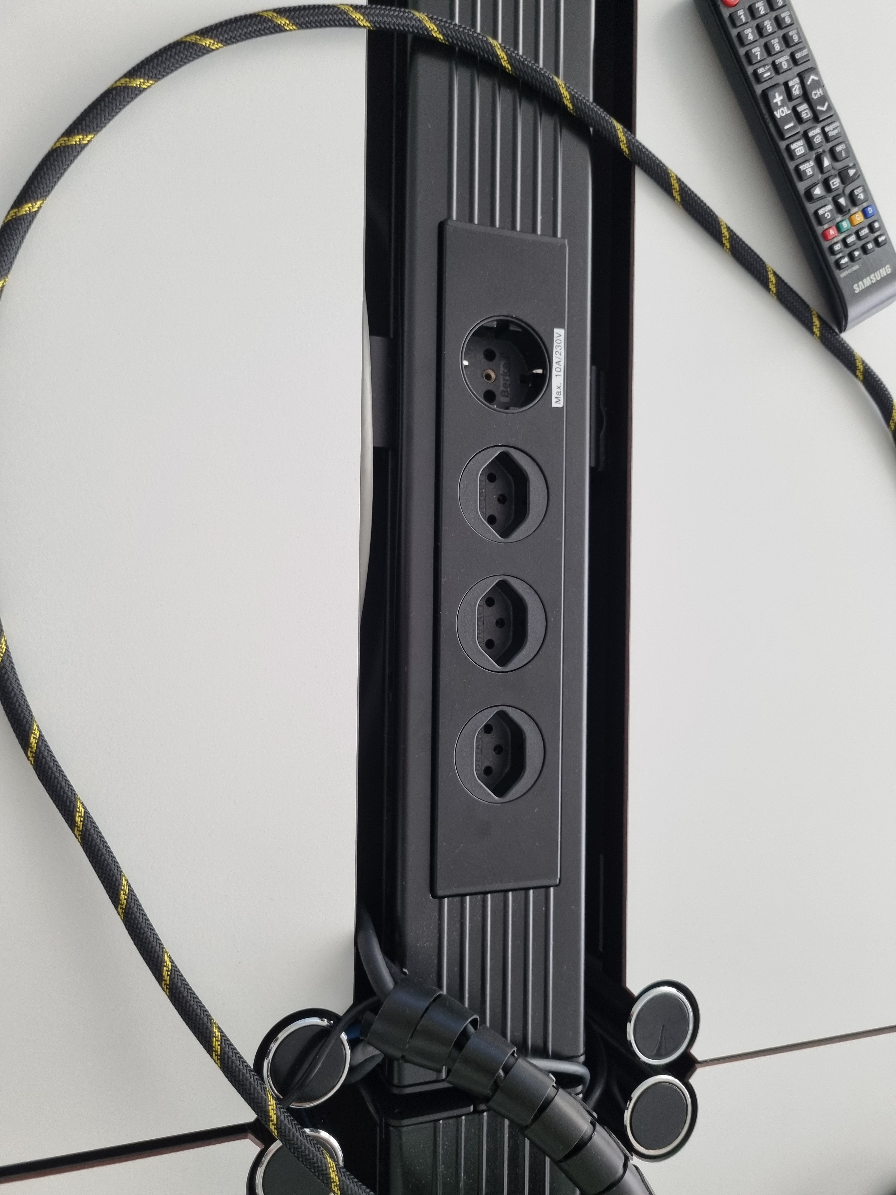 USM Kabelkanal mit integrierter Steckerleiste B0289