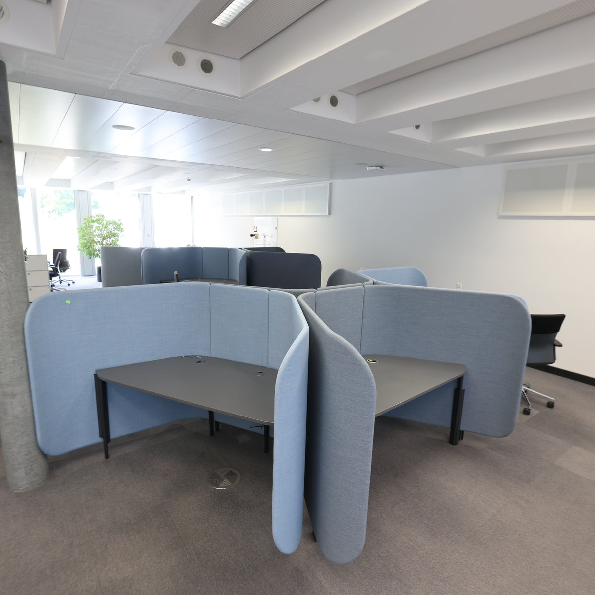 Schreibtisch Trapezform, Platte Grau, Gestell Schwarz, 169 × 76 cm