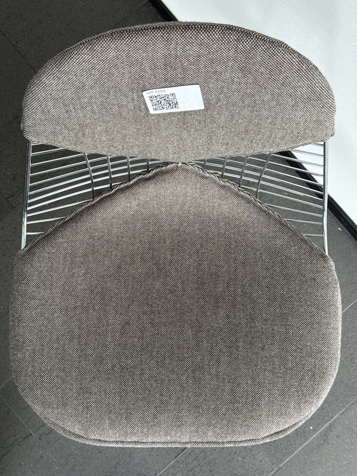 Vitra Eames Wire Chair DKR, Chrom mit Sitzkissen Grau