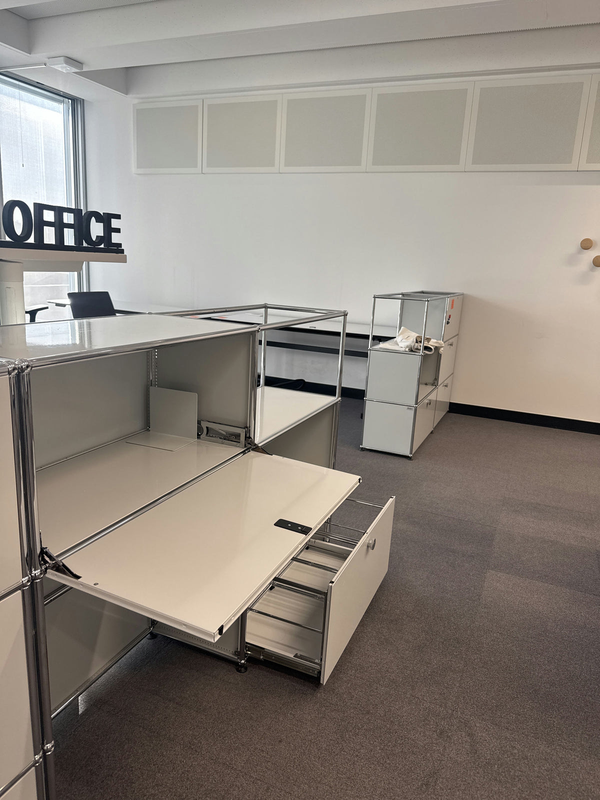 USM Haller Regal 2x3, Lichtgrau, 1 Klapptüre, 1 Ausziehtüre – offen