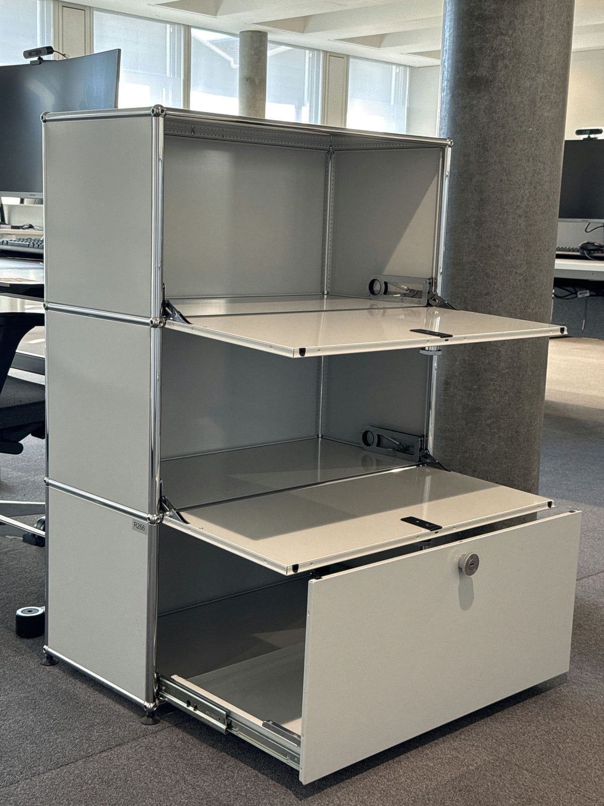 USM Haller Regal 1x3, Lichtgrau, 2 Klapptüren, 1 Ausziehtüre – offen