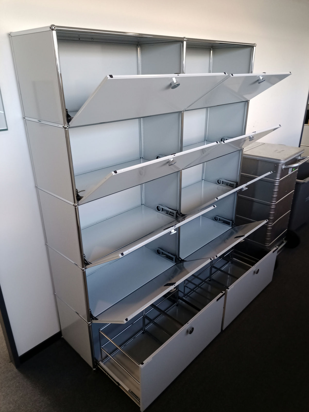 USM Haller Regal 2x5, Lichtgrau, 8 Klapptüren, 2 Ausziehtüren – offen