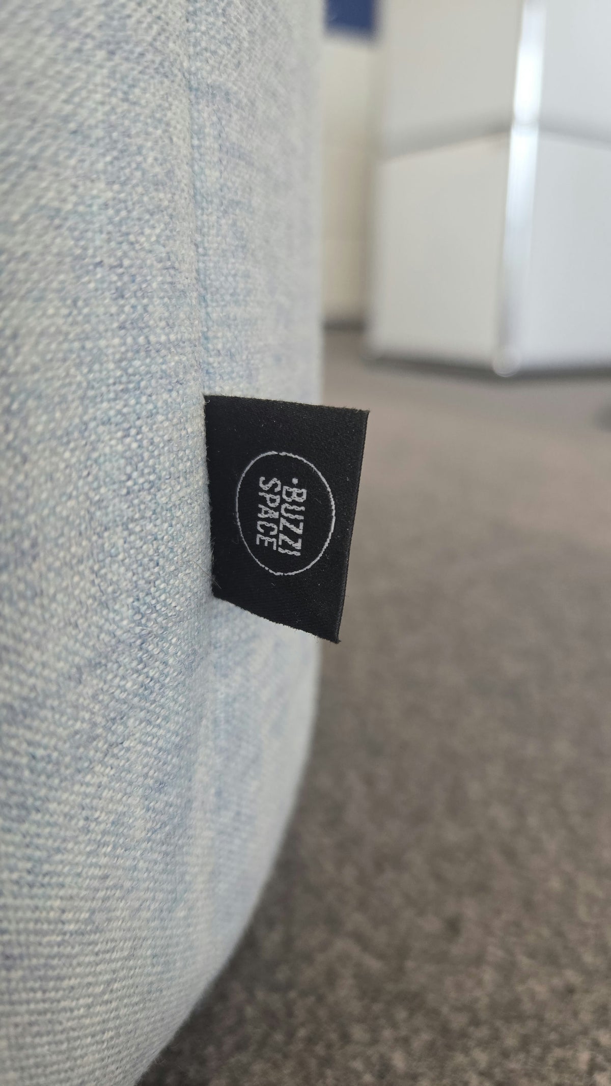 BuzziSpace BuzziSpot Akustik-Pouf, Kvadrat Remix Blau, Ø 47 cm