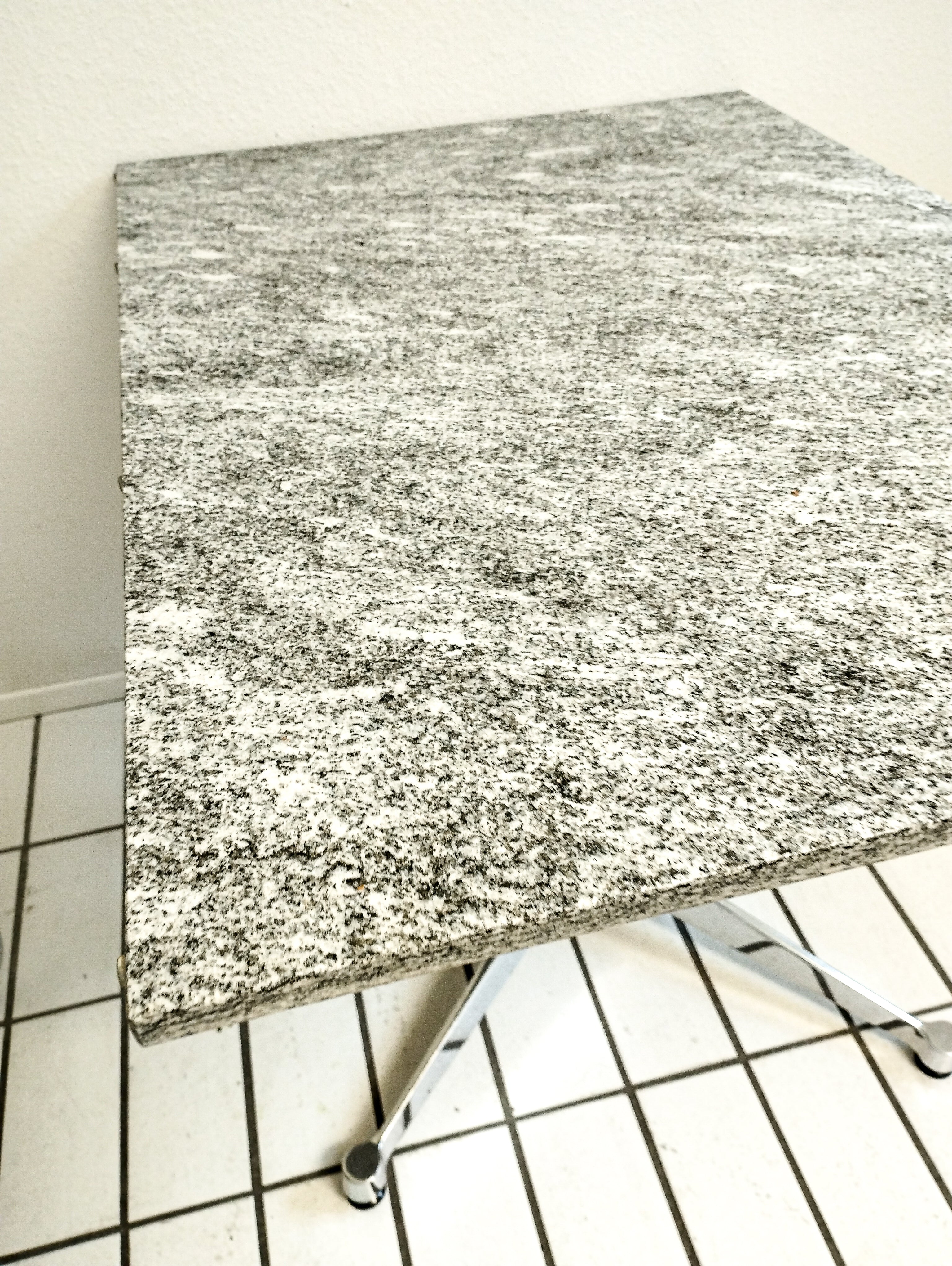 Vitra Eames Tisch mit Granitplatte