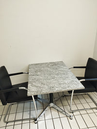 Vitra Eames Tisch mit Granitplatte