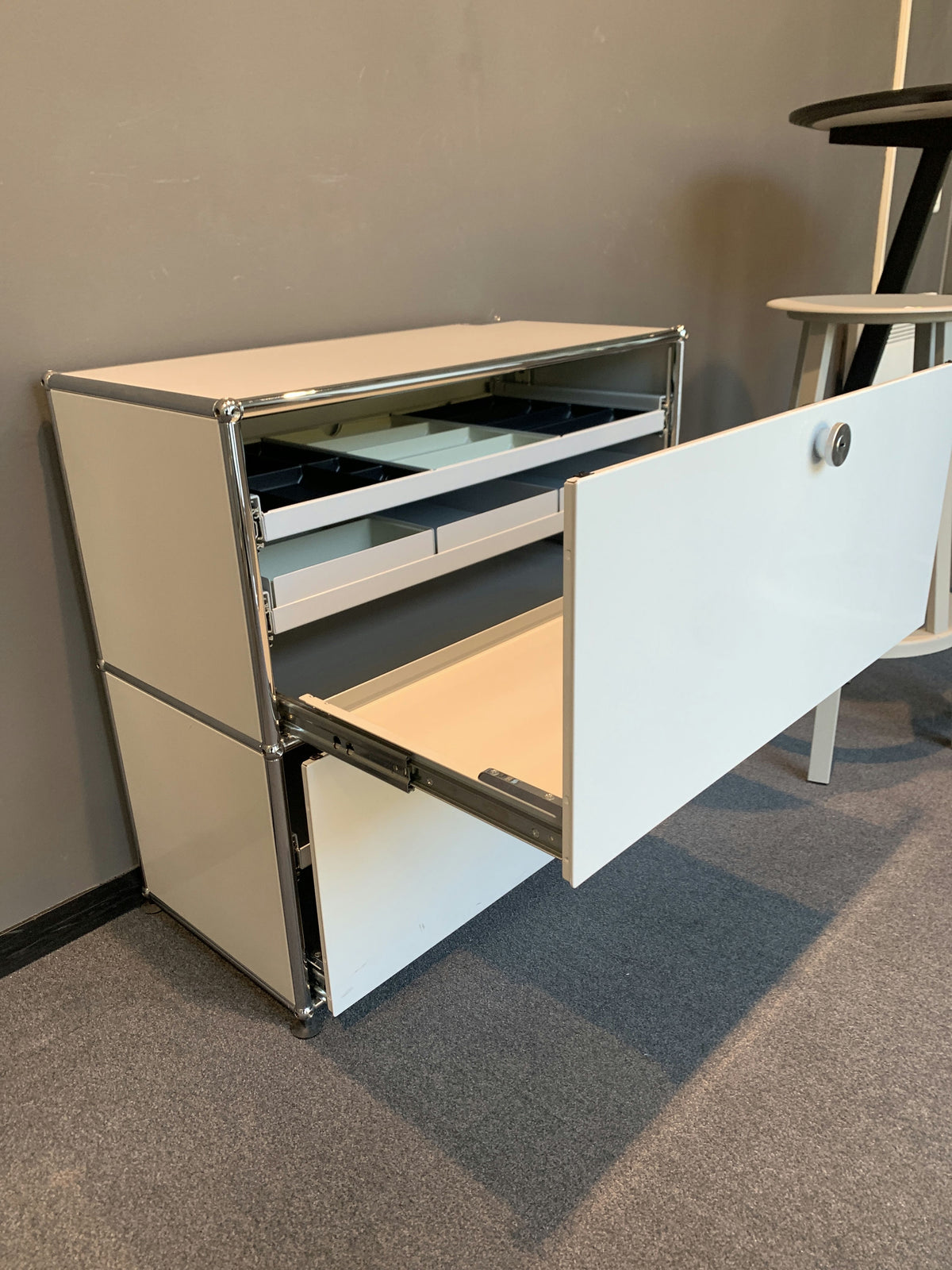 USM Haller Regal 1x2, Lichtgrau, 2 Ausziehtüren, 3 Ausziehtablare – offen