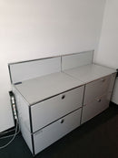 USM Haller Regal 2x2 Tiefe 50, Lichtgrau, 2 Klapptüren, 2 Ausziehtüren – geschlossen
