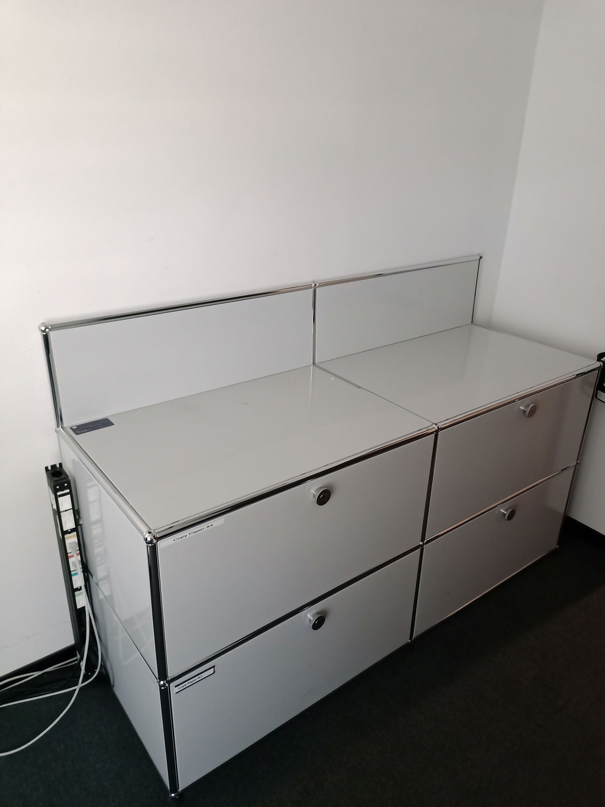 USM Haller Regal 2x2 Tiefe 50, Lichtgrau, 2 Klapptüren, 2 Ausziehtüren – geschlossen