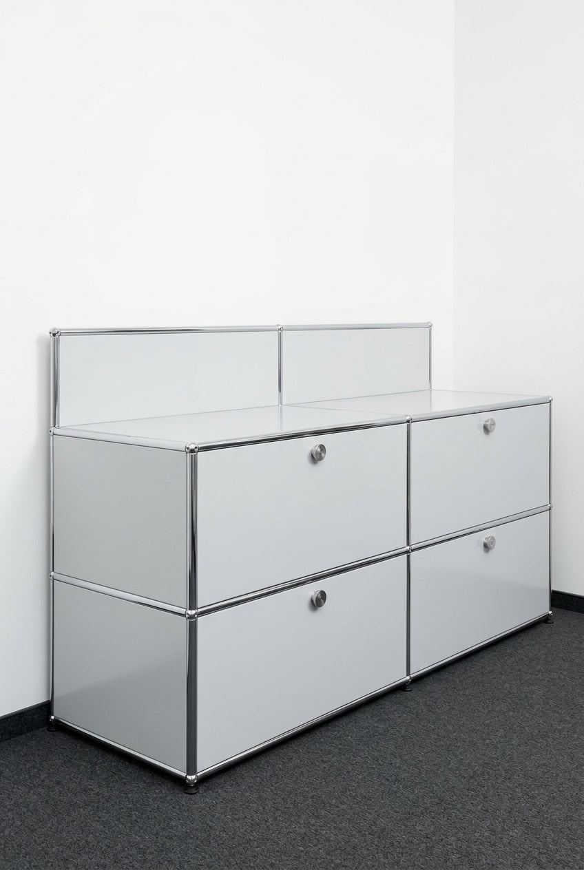 USM Haller Regal 2x2 Tiefe 50, Lichtgrau, 2 Klapptüren, 2 Ausziehtüren – geschlossen