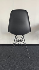 Vitra Eames Plastic Side Chair DSR, Schwarz mit Sitzpolster Orange