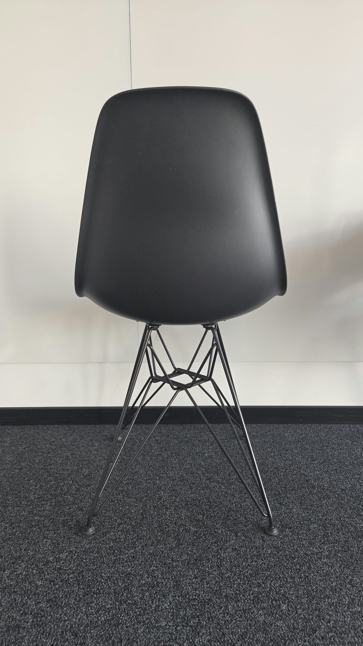 Vitra Eames Plastic Side Chair DSR, Schwarz mit Sitzpolster Orange