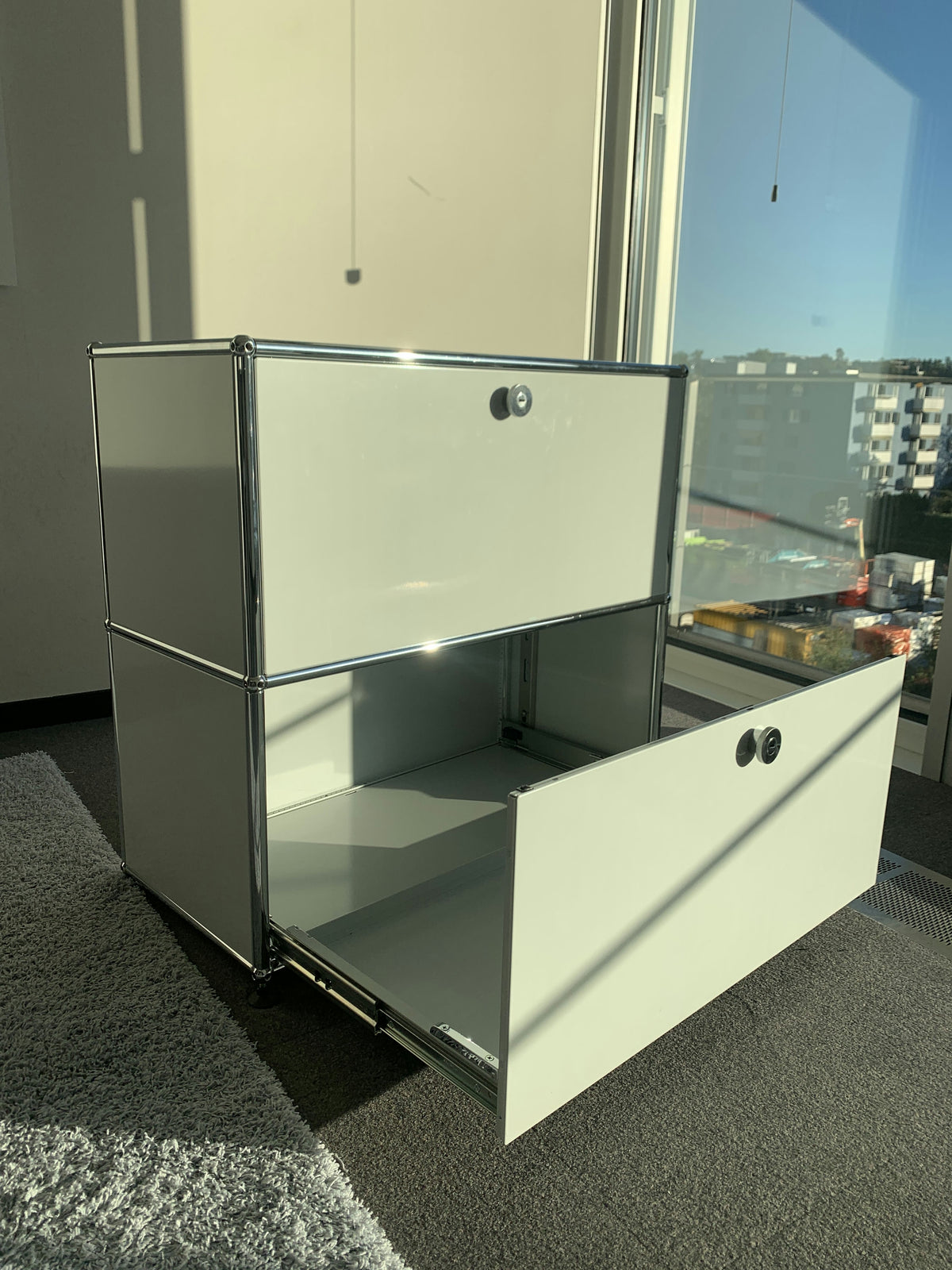 USM Haller Regal 1x2, Lichtgrau, 2 Ausziehtüren, 1 Ausziehtablar – offen