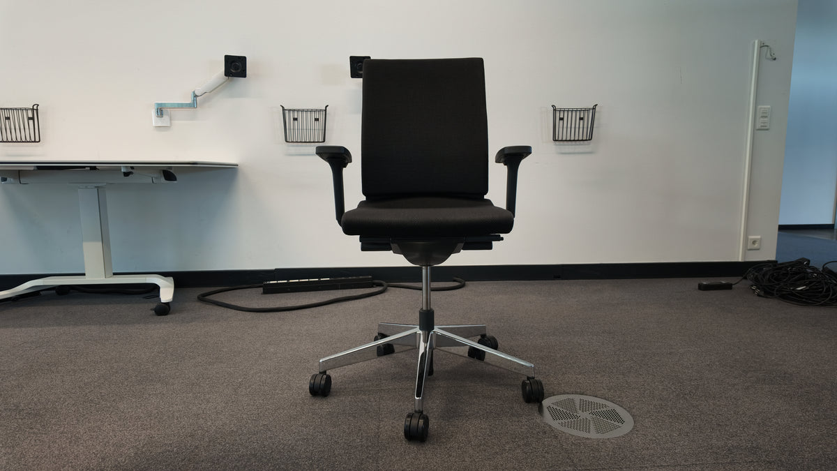 Wilkhahn Neos Bürodrehstuhl mit Armlehnen, Stoff Schwarz
