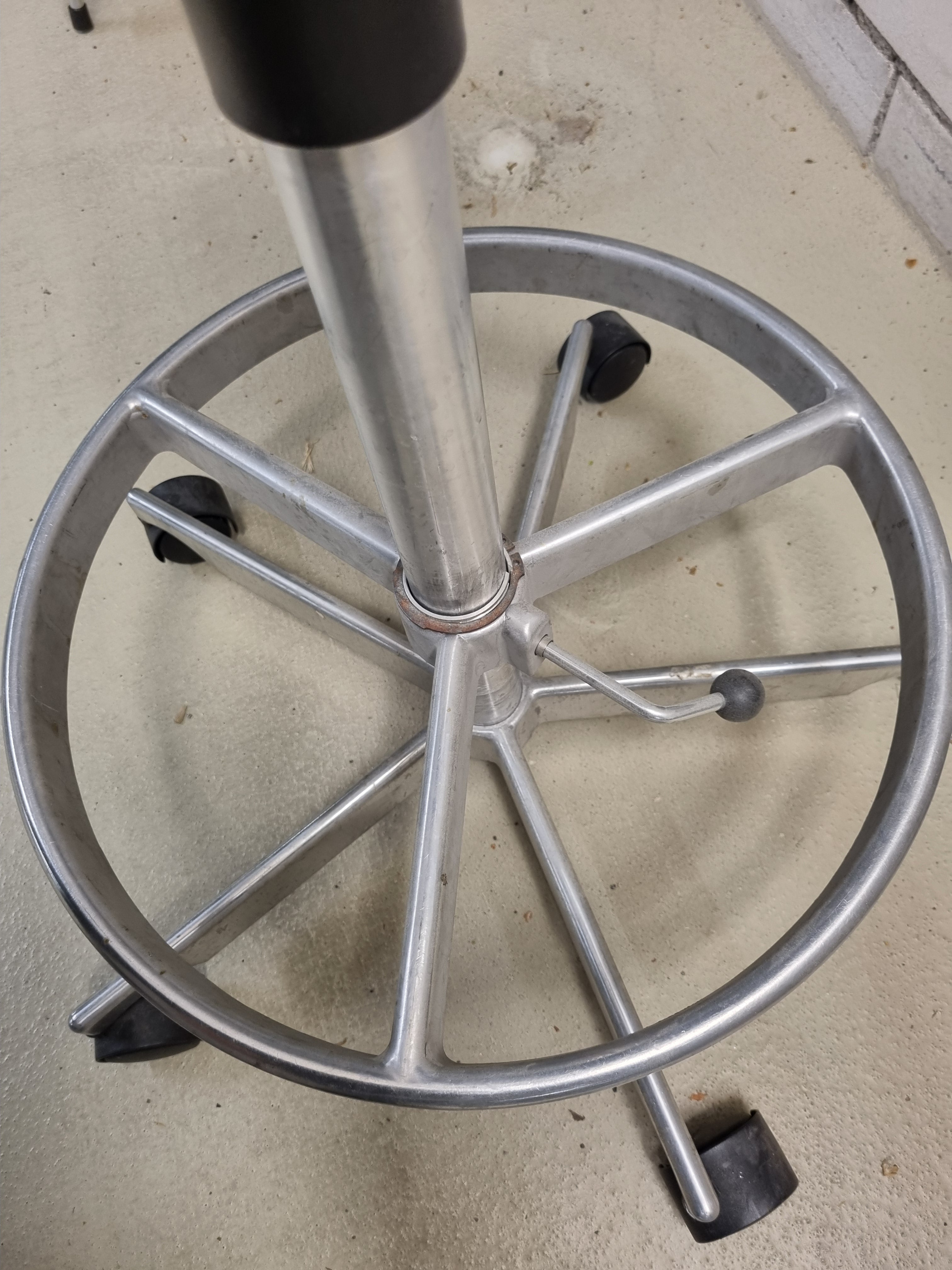 Engelbrechts KEVI 2533 Drehhocker Schwarz mit Lehne