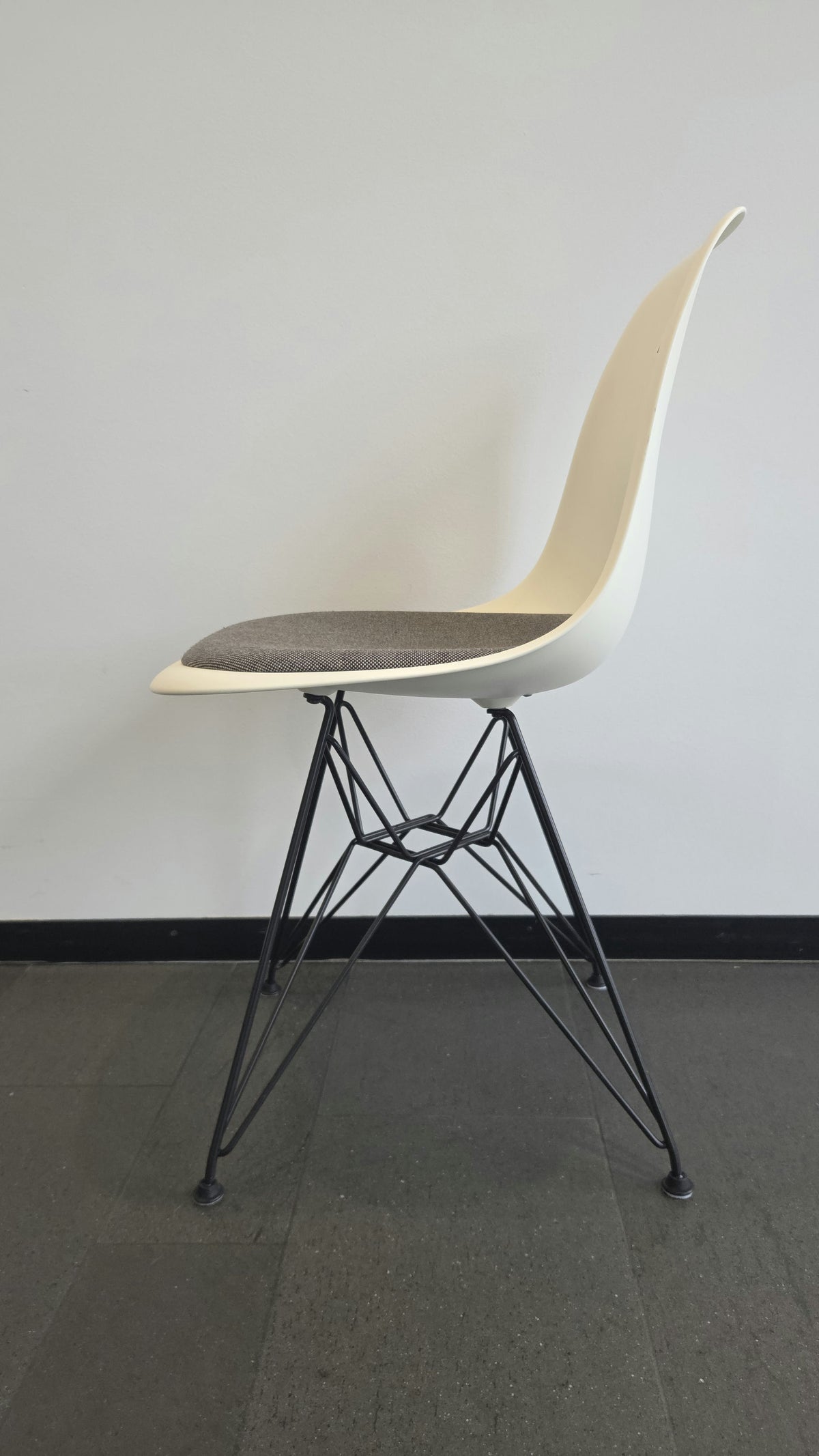 Vitra Eames Plastic Side Chair DSR, Eisgrau mit Sitzpolster Graublau