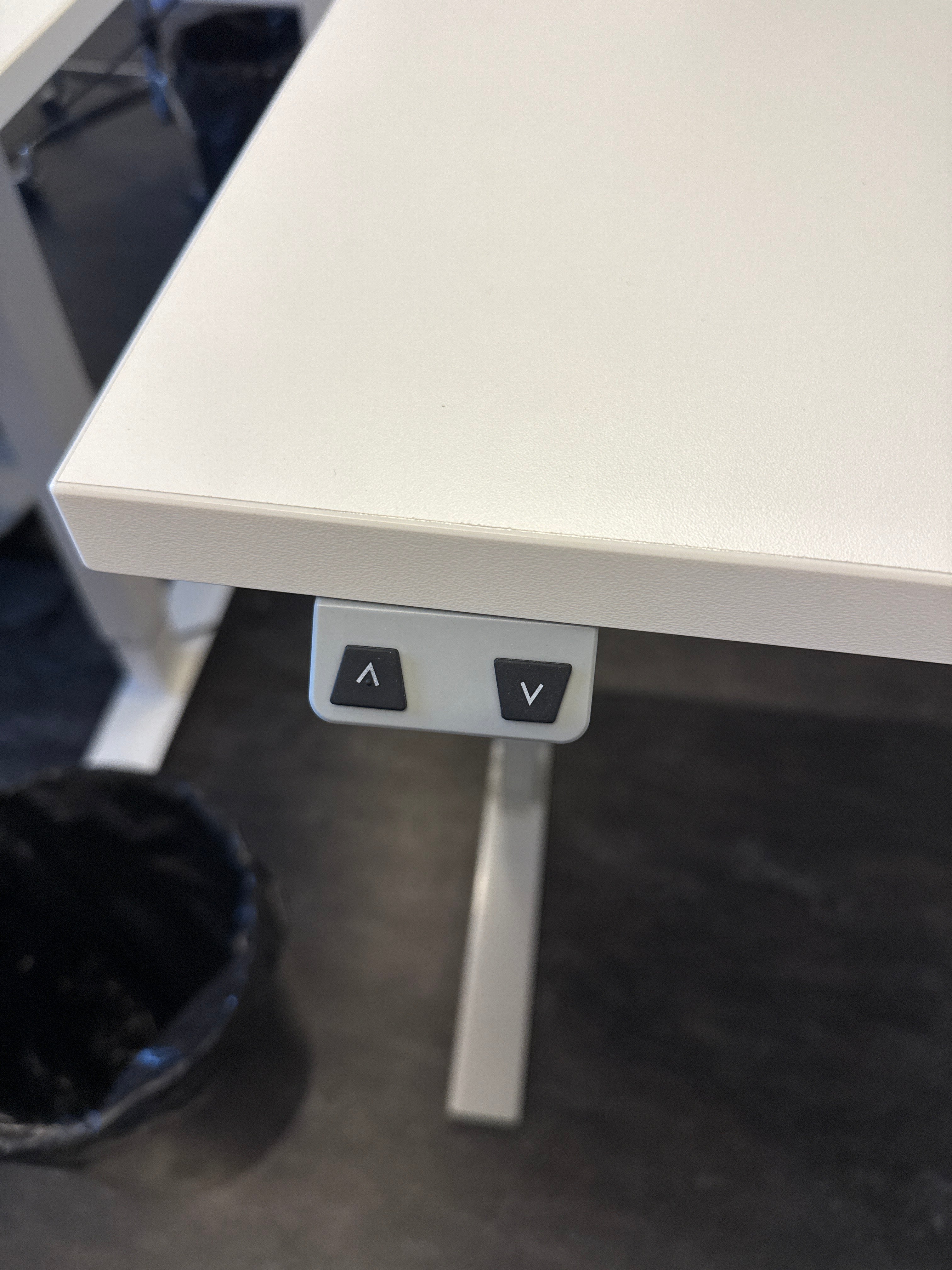 Swedstyle Elektrisch Höhenverstellbarer Tisch, graue Füsse