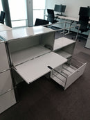 USM Haller Regal 2x3, Lichtgrau, 1 Klapptüre, 1 Ausziehtüre – offen