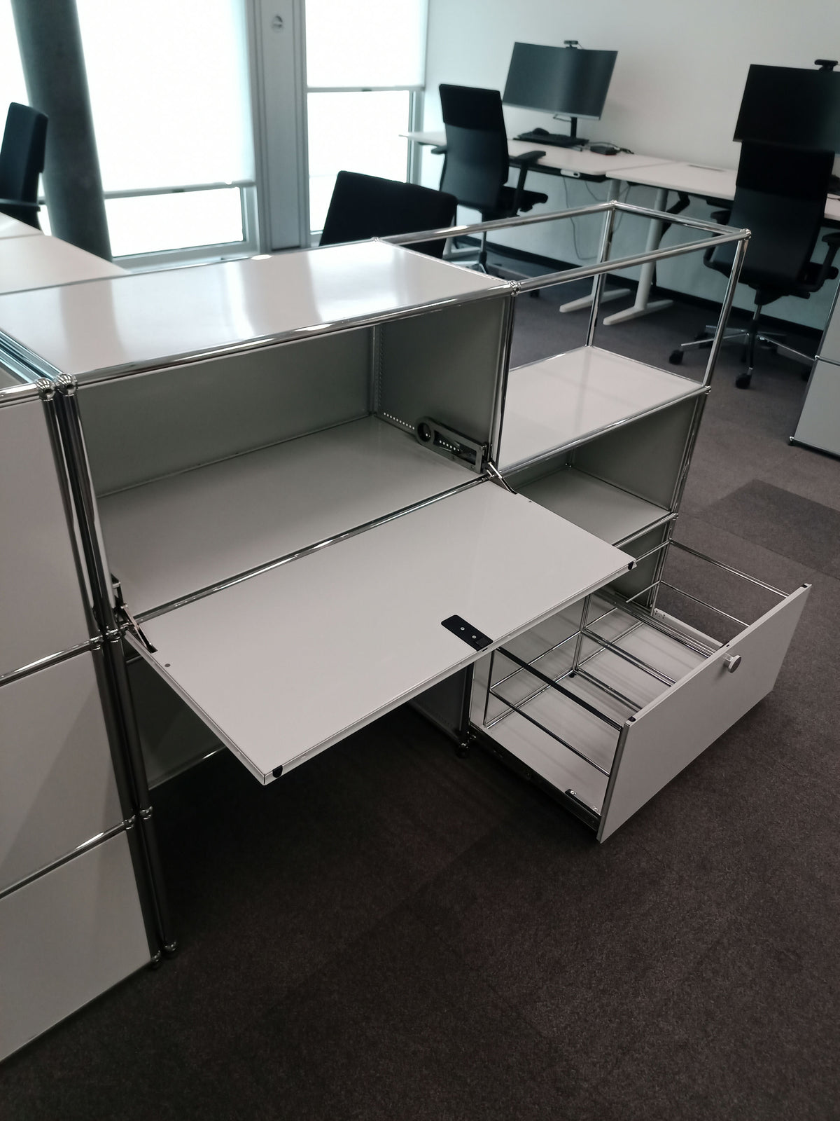 USM Haller Regal 2x3, Lichtgrau, 1 Klapptüre, 1 Ausziehtüre – offen