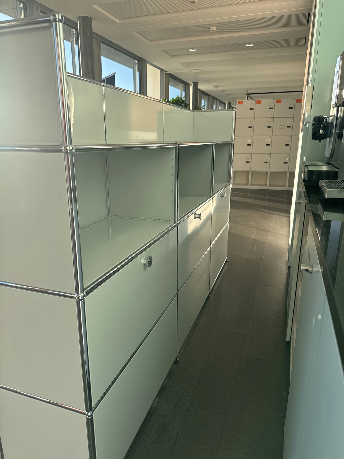 USM Haller Regal 3x4, Lichtgrau, 3 Klapptüren – geschlossen