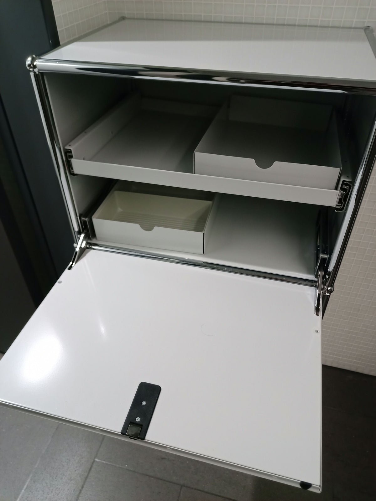 USM Haller Regal 1x3, Lichtgrau, 1 Klapptüre, 1 Ausziehtablar – offen