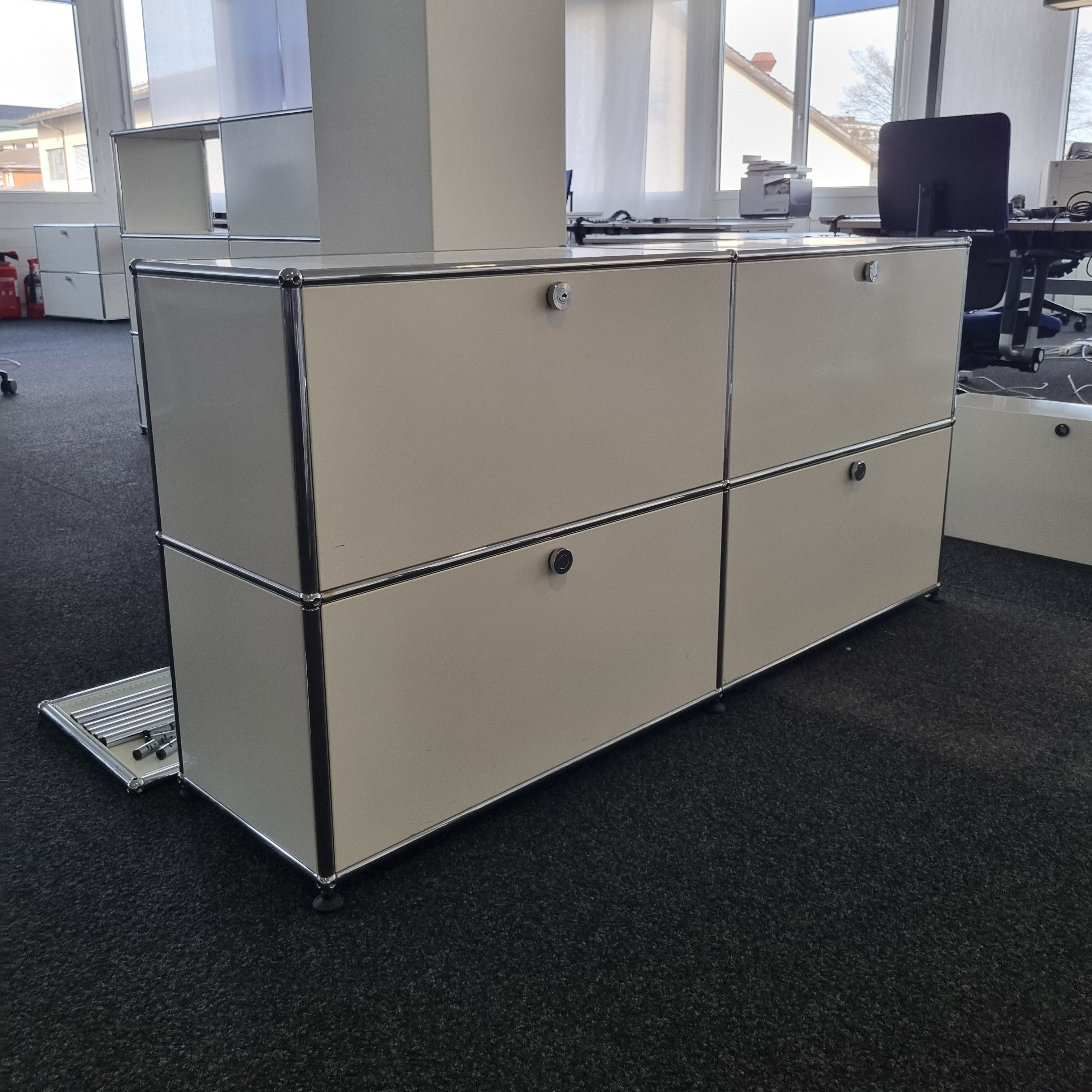 USM Haller Regal 2x2 mit 4 Fronten mit Drehgriff