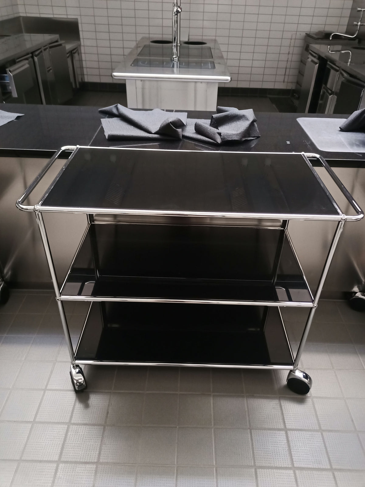 USM Haller Rollwagen 1x2 Tiefe 50, Graphitschwarz, mit Stossbügel – geschlossen