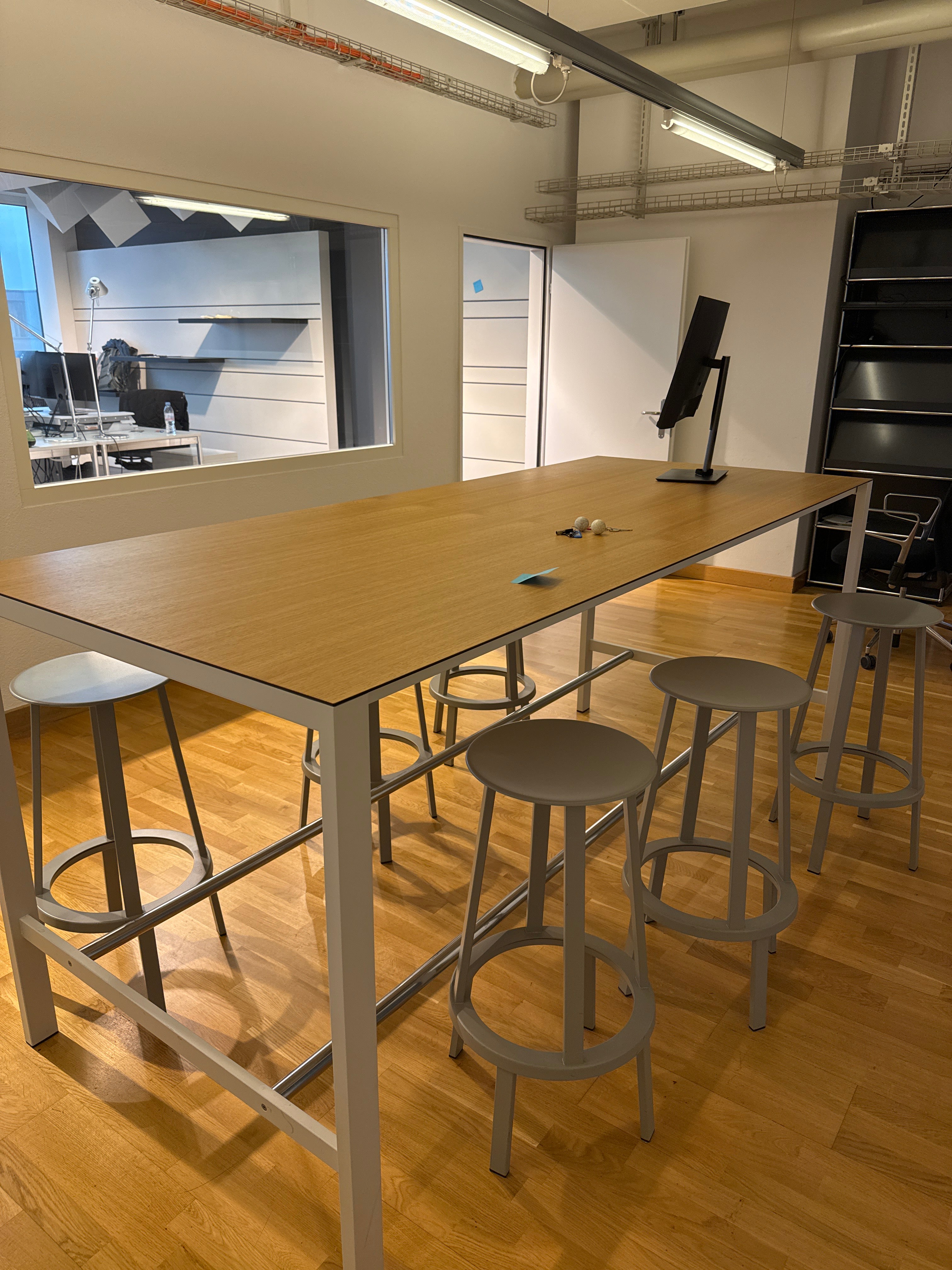 Stehtisch mit Holzplatte