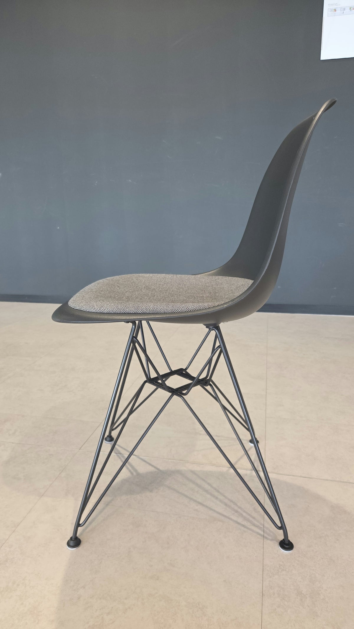 Vitra Eames Plastic Side Chair DSR, Schwarz mit Sitzpolster Warmgrau