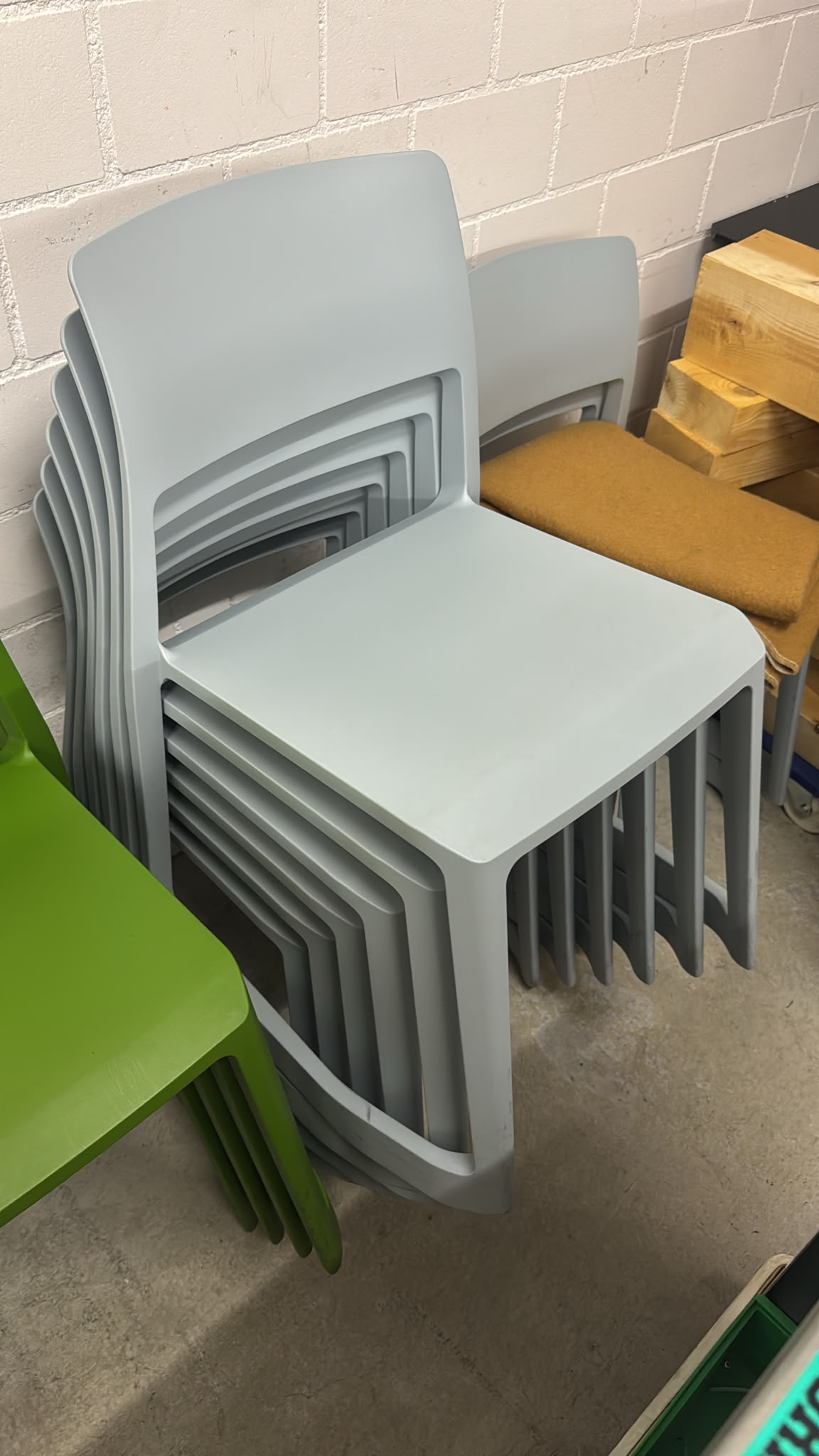 Vitra Tip Ton Stuhl, Graugrün