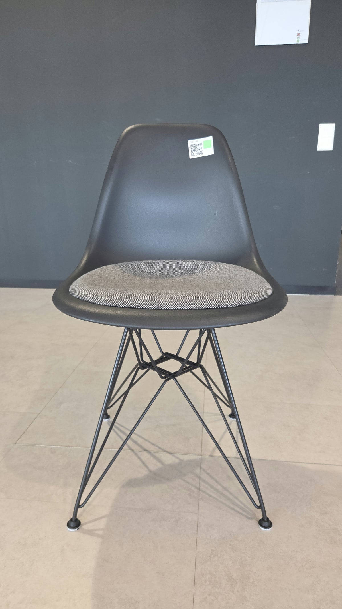 Vitra Eames Plastic Side Chair DSR, Schwarz mit Sitzpolster Warmgrau