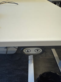 Elektrisch Höhenverstellbarer Tisch, weisse Füsse