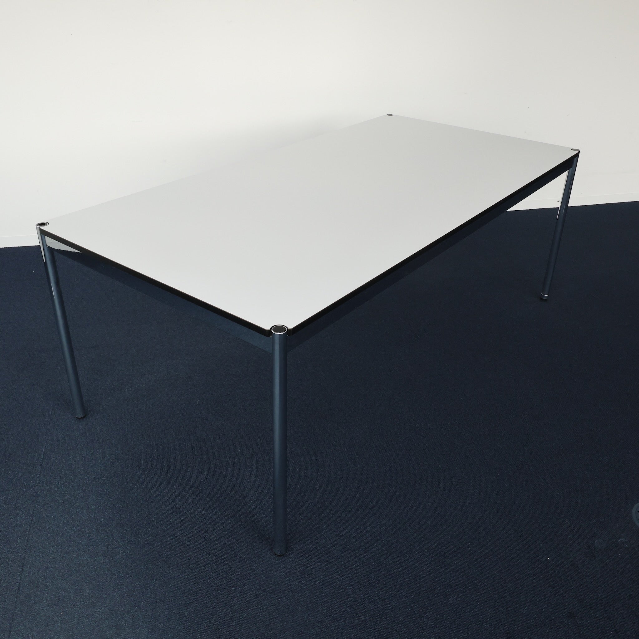 USM Haller Tisch Kunstharz Perlgrau