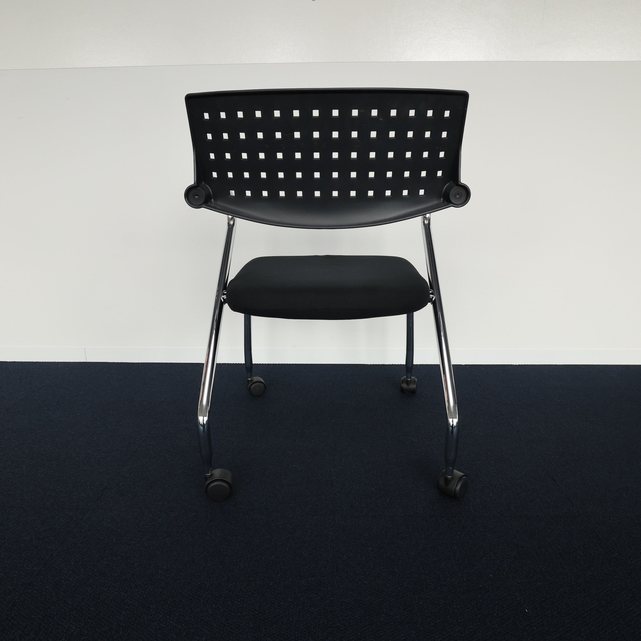 Vitra Vis a Roll mit schwarzer Sitzfläche