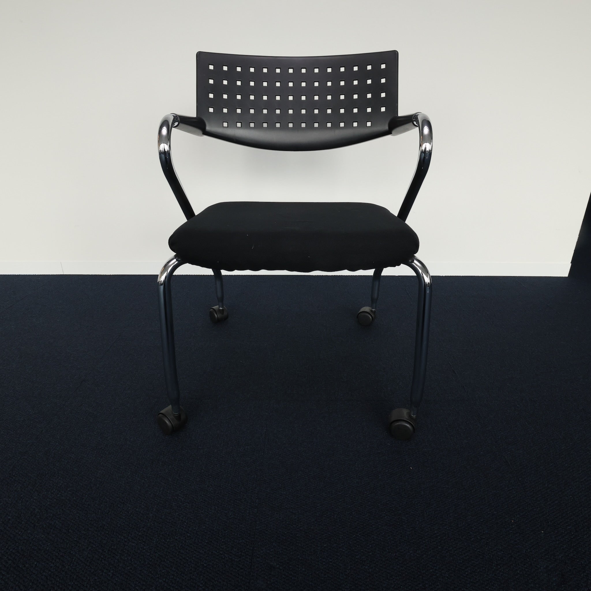 Vitra Vis a Roll mit schwarzer Sitzfläche