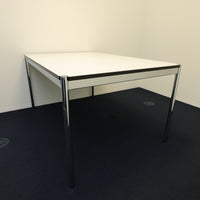 USM Haller Tisch Kunstharz Perlgrau