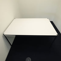 USM Haller Tisch Kunstharz Perlgrau