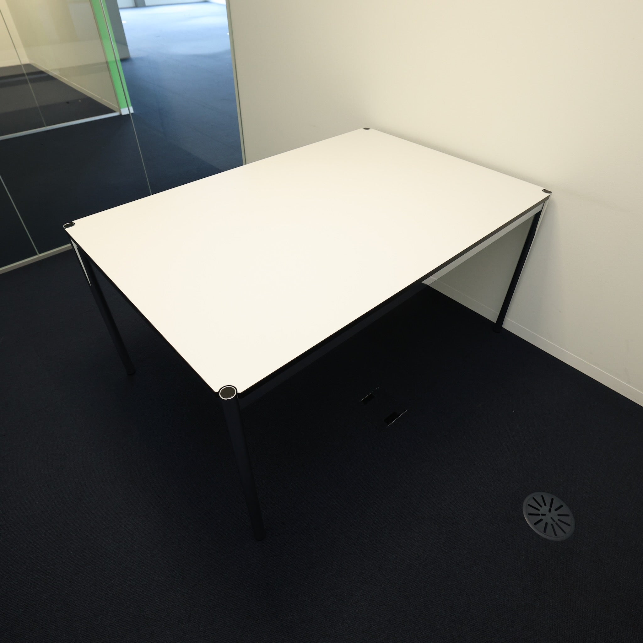 USM Haller Tisch Kunstharz Perlgrau